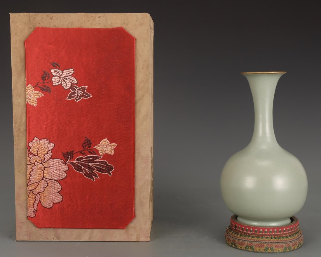 A Ru Ware Celadon Vase - 2