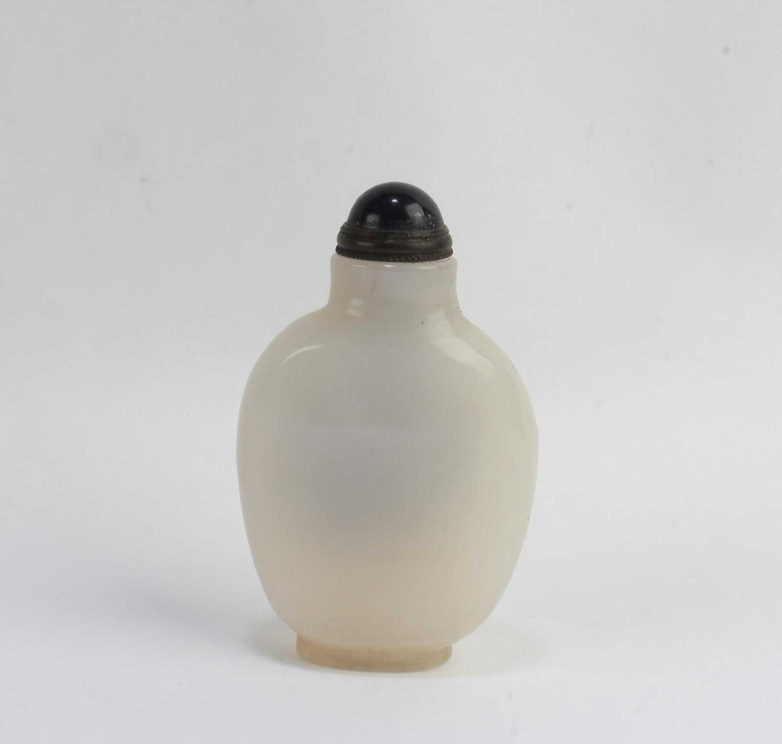 Chinese Peking Glass Snuff Bottle: Chinese Peking Glass Snuff Bottle. Height: 3.2"