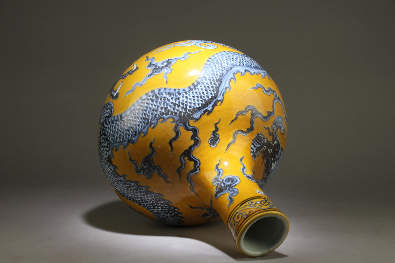A Chinese Celestial Vase - 5