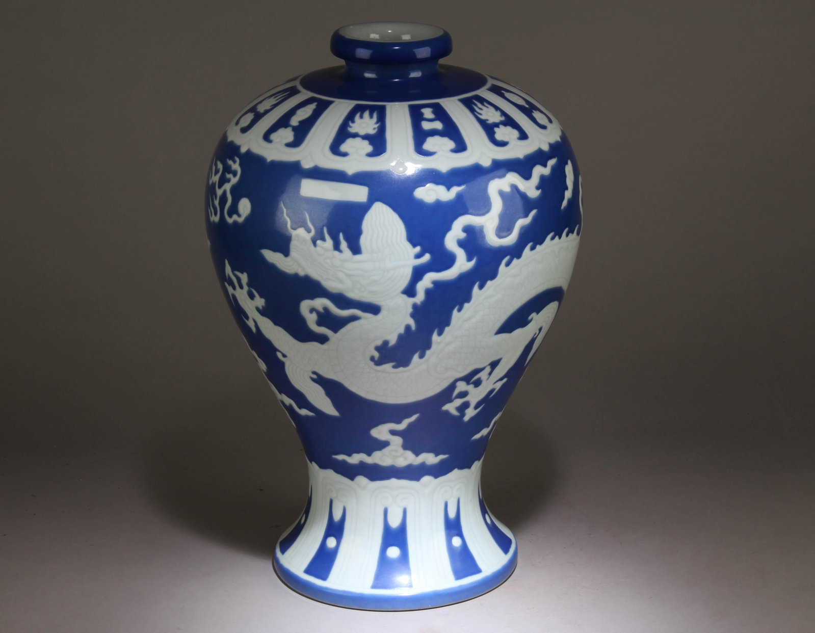 A Large Sized Vase with a Dragon Design (1 of 6)