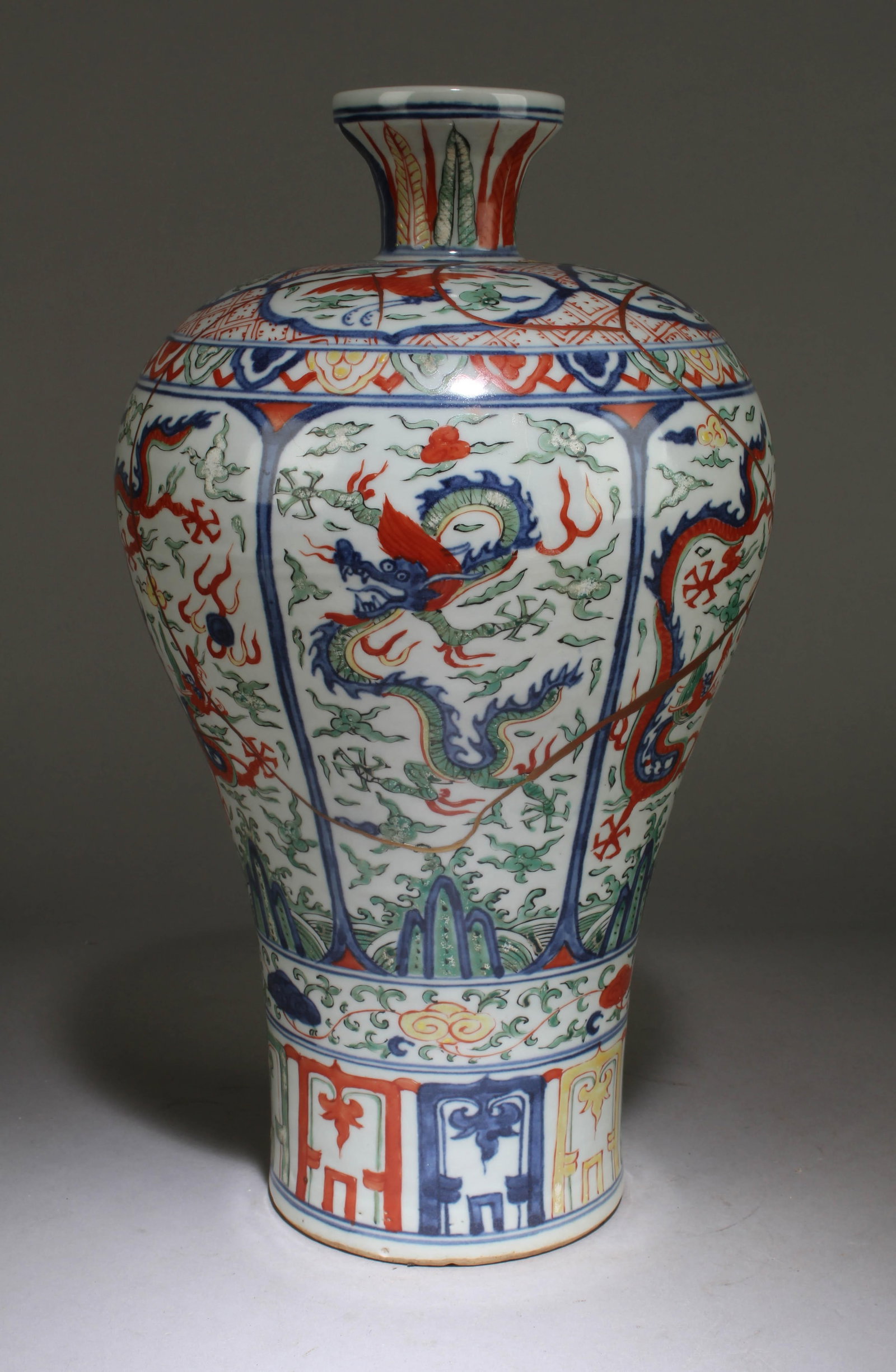 A Chinese WuCai Vase (1 of 6)
