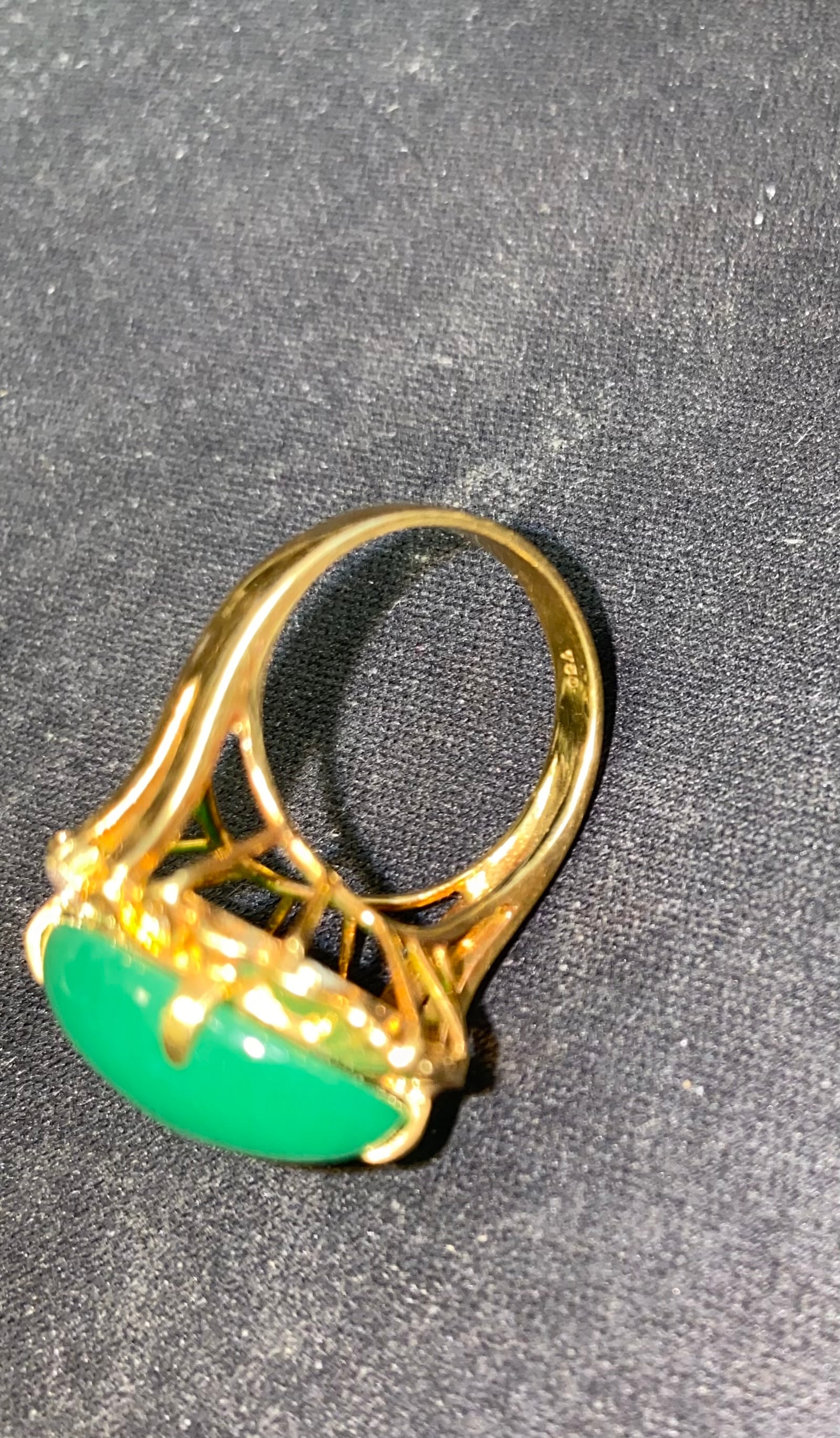 A 18K gold Jadeite Ring - 5