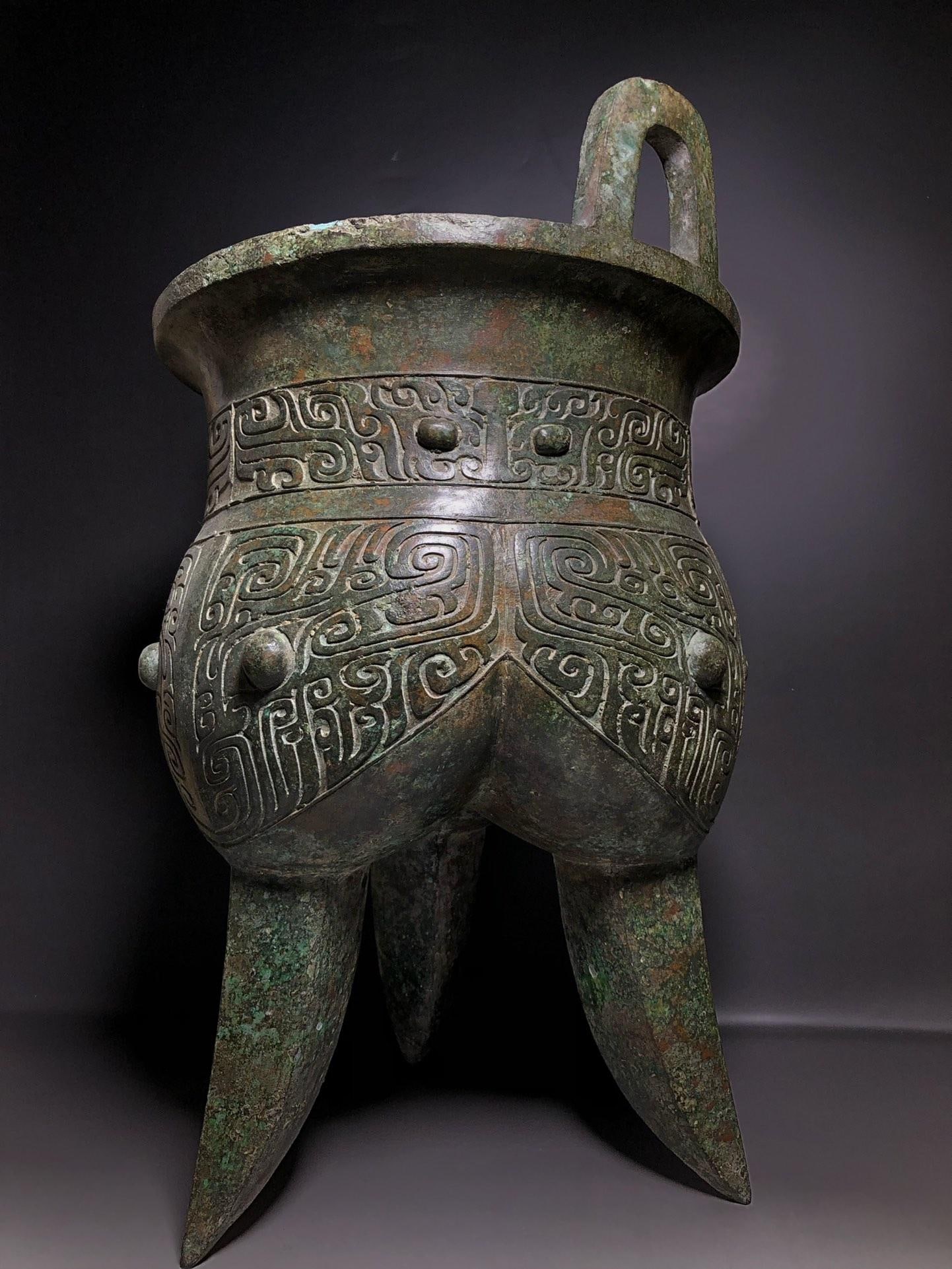 A Bronze Kui-Dragon Ding - 7