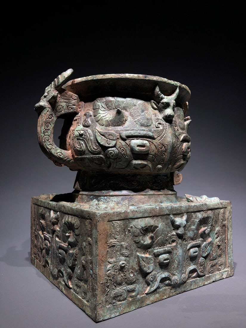 A Bronze Ox-Head Gui - 4
