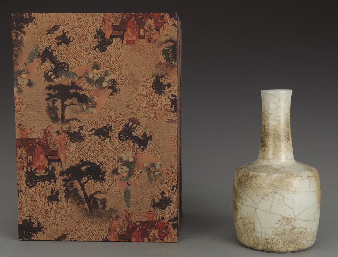 A Guan Ware Celadon Vase - 2
