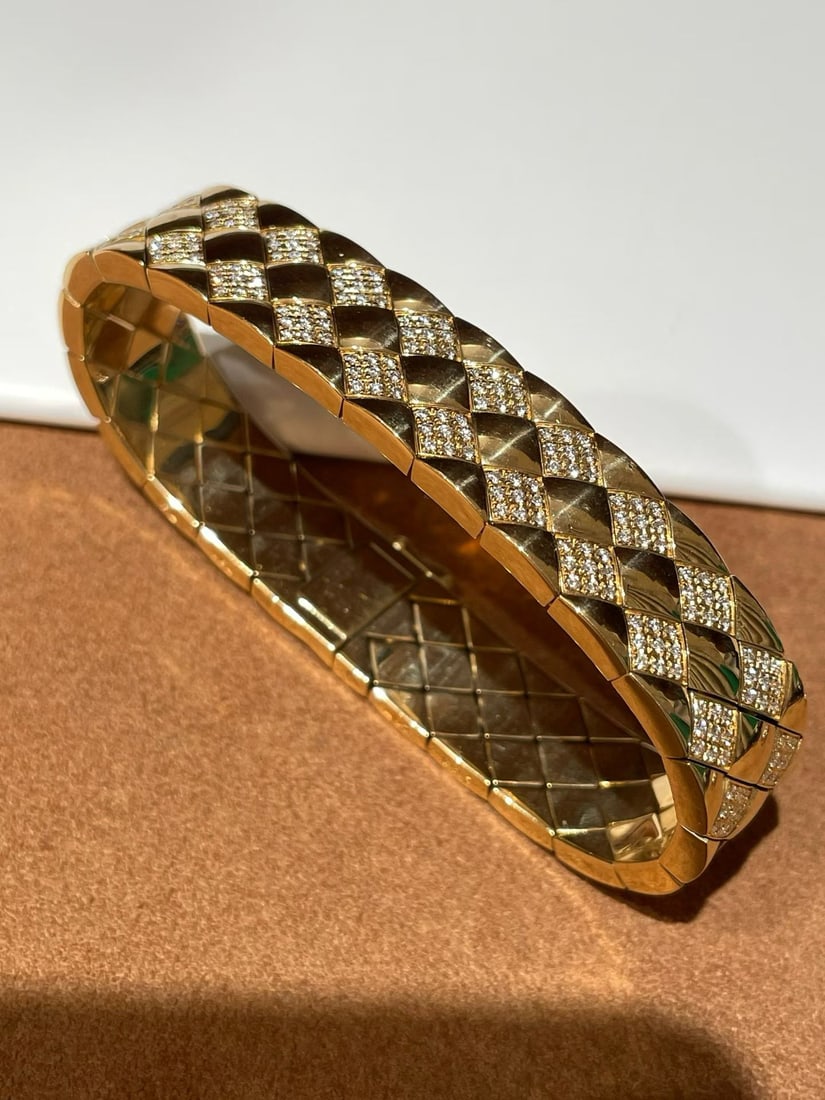 CHANEL 18K GOLD DIAMOND DIAMOND-SHAPED BRACELET: CHANEL 18K GOLD DIAMOND DIAMOND-SHAPED BRACELET. Weight: 86.5g, hand circumference: 16.5