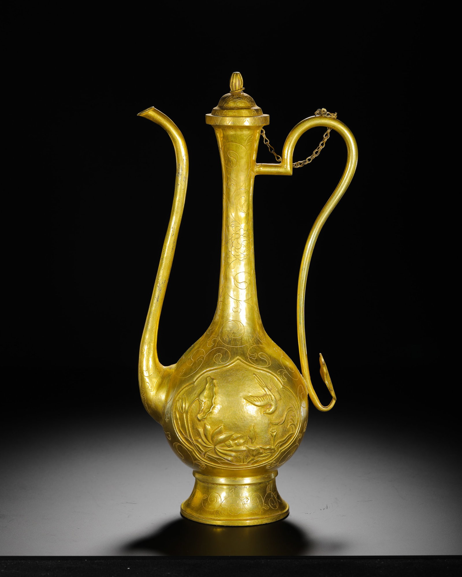 MING DYNASTY PURE GOLD ENGRAVED FLOWER AND BIRD PATTERNS EWER: MING DYNASTY PURE GOLD ENGRAVED FLOWER AND BIRD PATTERNS EWER. H:32cm(12.60in) W:16cm(6.30in) Weight:710g(1.57lb)This is a pure gold ewer from the Ming dynasty, a fine example of the period's gold cra