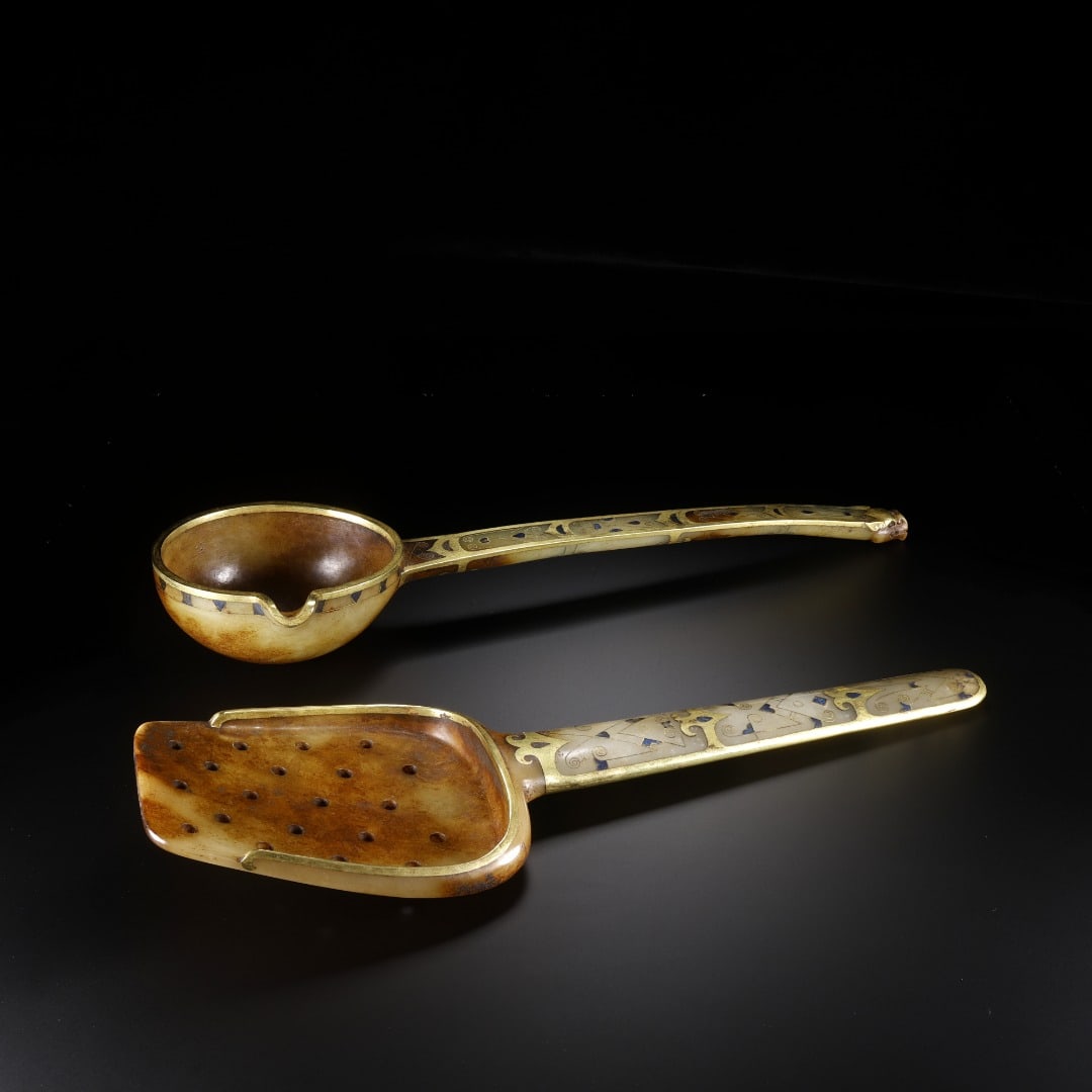 A SET OF HAN HETIAN JADE GOLD-INLAID SPOONS AND SPATULAS: A SET OF HAN HETIAN JADE GOLD-INLAID SPOONS AND SPATULAS. Long:34.4cm(13.54in), Width:9.1cm(3.58in), Height:5cm(1.97in), Weight:330g (0.728lb)Long:12.8cm(5.04in), Width:10cm(3.94in), Height:4.5cm(1.77
