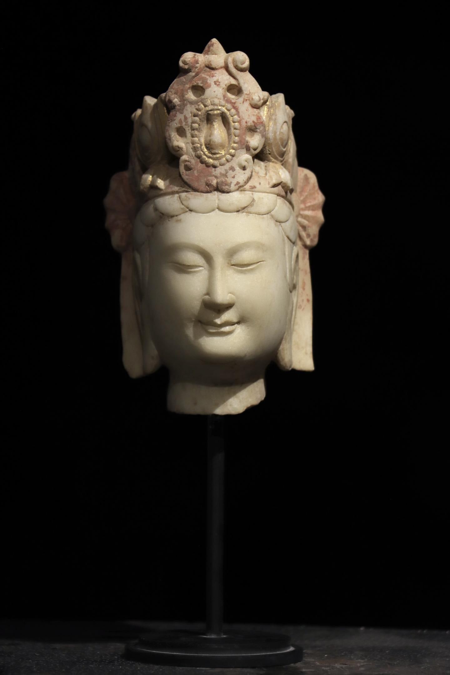 TANG DYNASTY WHITE MARBLE PAINTED GUANYIN BODHISATTVA HEAD: TANG DYNASTY WHITE MARBLE PAINTED GUANYIN BODHISATTVA HEAD. Dimensions without base Height:14cm (5.51in)White marble Guanyin Bodhisattva head with painted mineral pigments, Chinese traditional stone