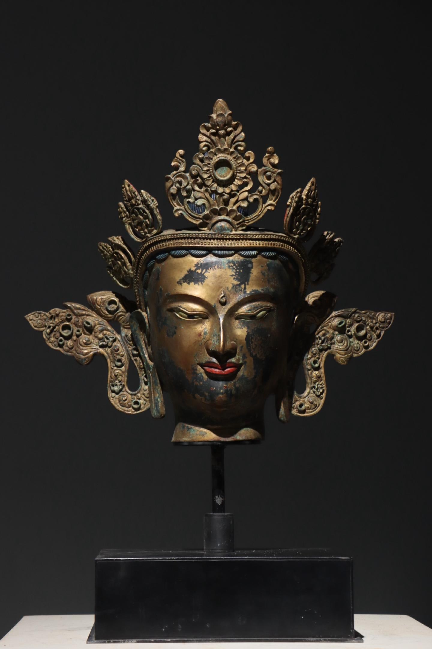 A GILDED BRONZE STATUE OF A BODHISATTVA'S HEAD FROM THE QING DYNASTY (1 of 6)