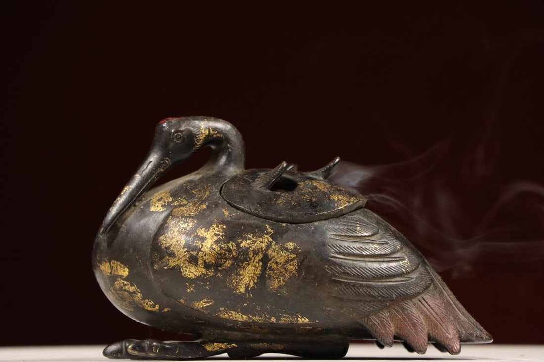 BRONZE GILDED CRANE INCENSE BURNER OF THE QING DYNASTY: BRONZE GILDED CRANE INCENSE BURNER OF THE QING DYNASTY. Height:12cm(4.72in) Long:21cm(8.27in) Weight:2200g(4.85lb)Antique gilt bronze crane incense burner.