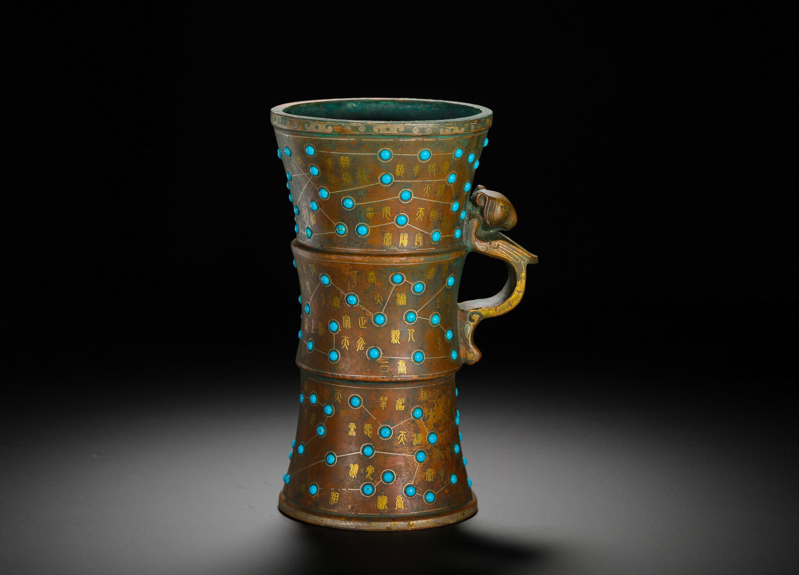 BRONZE Gu SHAPED CUPS INLAID WITH GOLD AND TURQUOISE FROM THE HAN DYNASTY: BRONZE Gu SHAPED CUPS INLAID WITH GOLD AND TURQUOISE FROM THE HAN DYNASTY. Height:15.5cm(6.10in) Width:10cm(3.94in) Weight:830g(1.83lb)Han Dynasty bronze gu-shaped cup inlaid with gold and turquoise