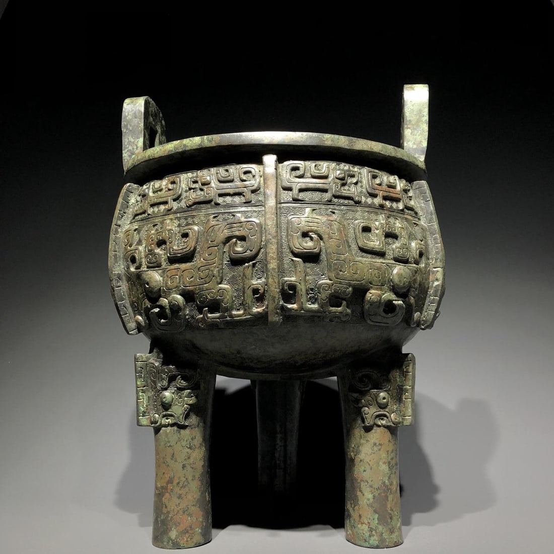 A Bronze Ding: A Bronze Ding. Diameter: 10.63in; Width: 10.24in; Height: 14.57in; Weight: 41.89lbs.