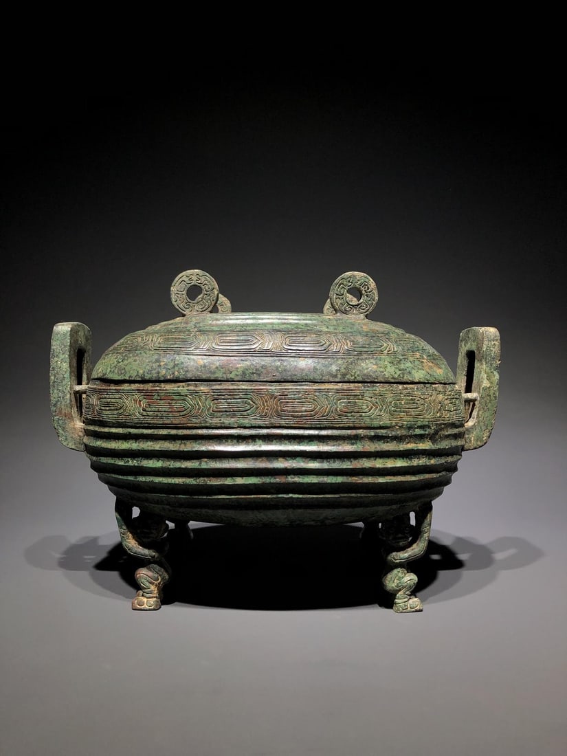 A Bronze Vessel: A Bronze Vessel. Dimensions: 12.40in x 7.87in x 9.06in; Weight: 26.46lbs.