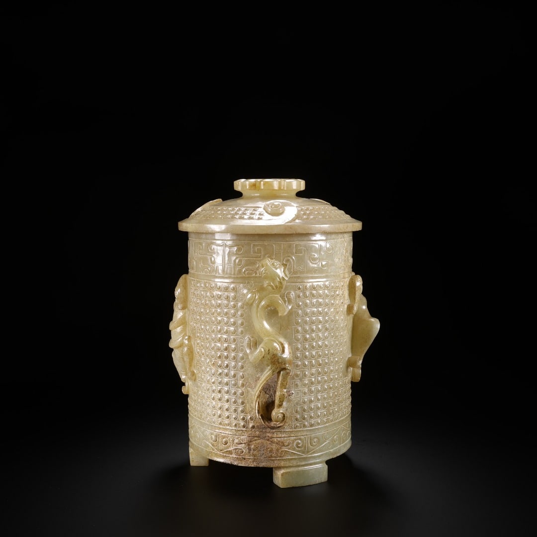 HAN DYNASTY HETIAN JADE DRAGON-PATTERNED COVERED CUP: HAN DYNASTY HETIAN JADE DRAGON-PATTERNED COVERED CUP. Long:11cm(4.33in), Width:10.5cm(4.13in), Height:15.5cm(6.10in), Weight:757g (1.669lb)Ancient jade zhi vessel embossed with chi-dragon and grain pa