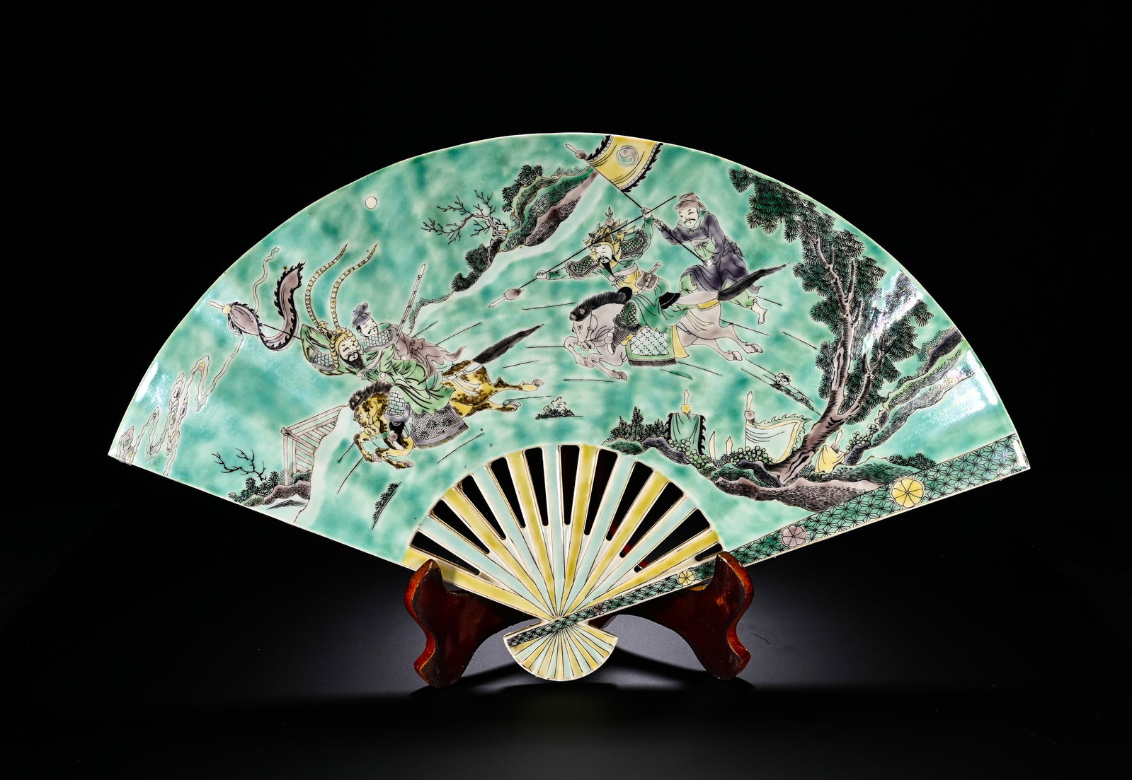 PLAIN TRICOLOR PORCELAIN FAN WITH STORIES OF SWORDS AND HORSES (1 of 5)
