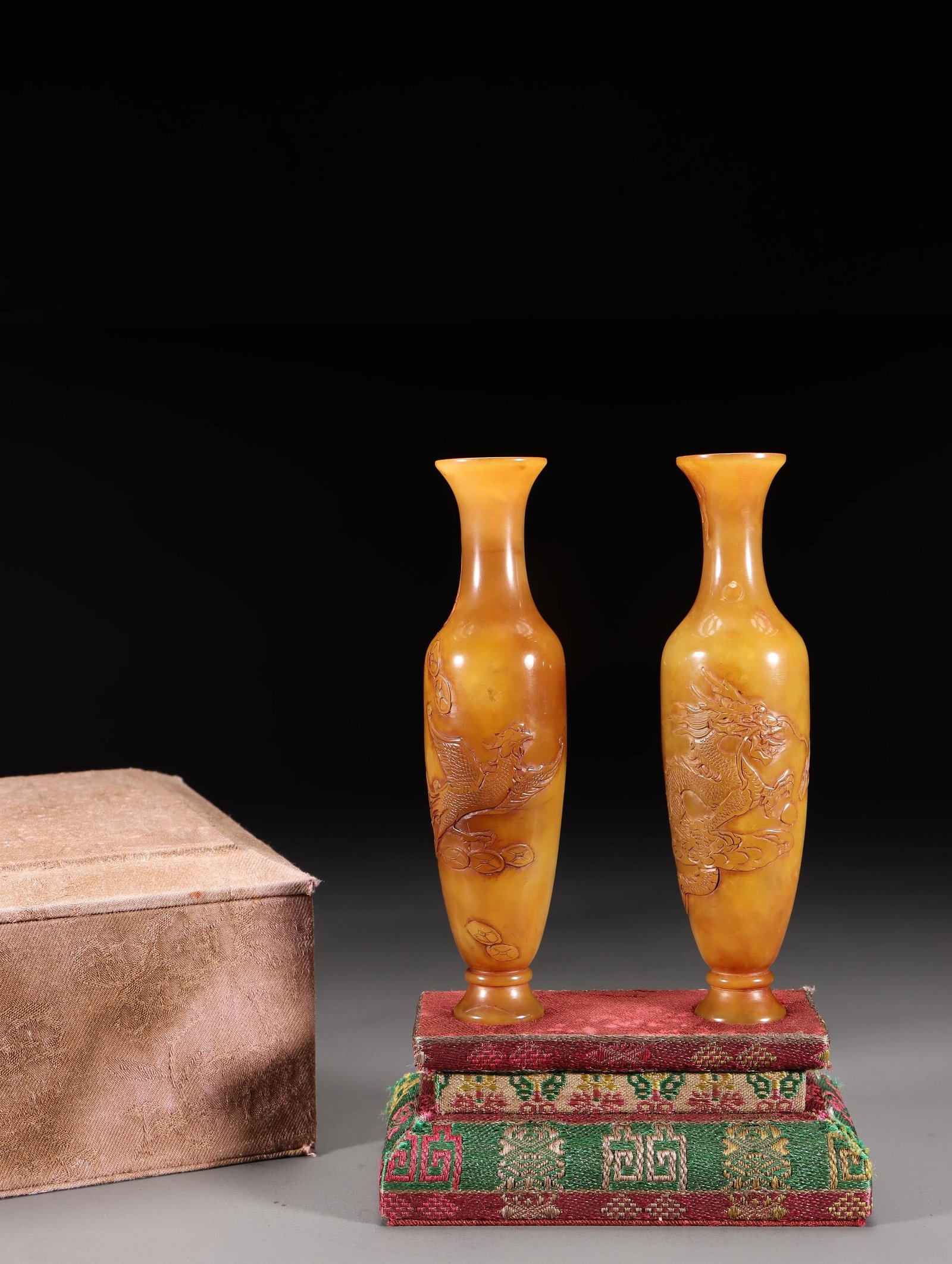 A Pair of Shoushan Tianhuang Stone Vases: A Pair of Shoushan Tianhuang Stone Vases. Height: 5.04in; Diameter: 1.30in; Weight: 0.33lbs / 0.35lbs.
