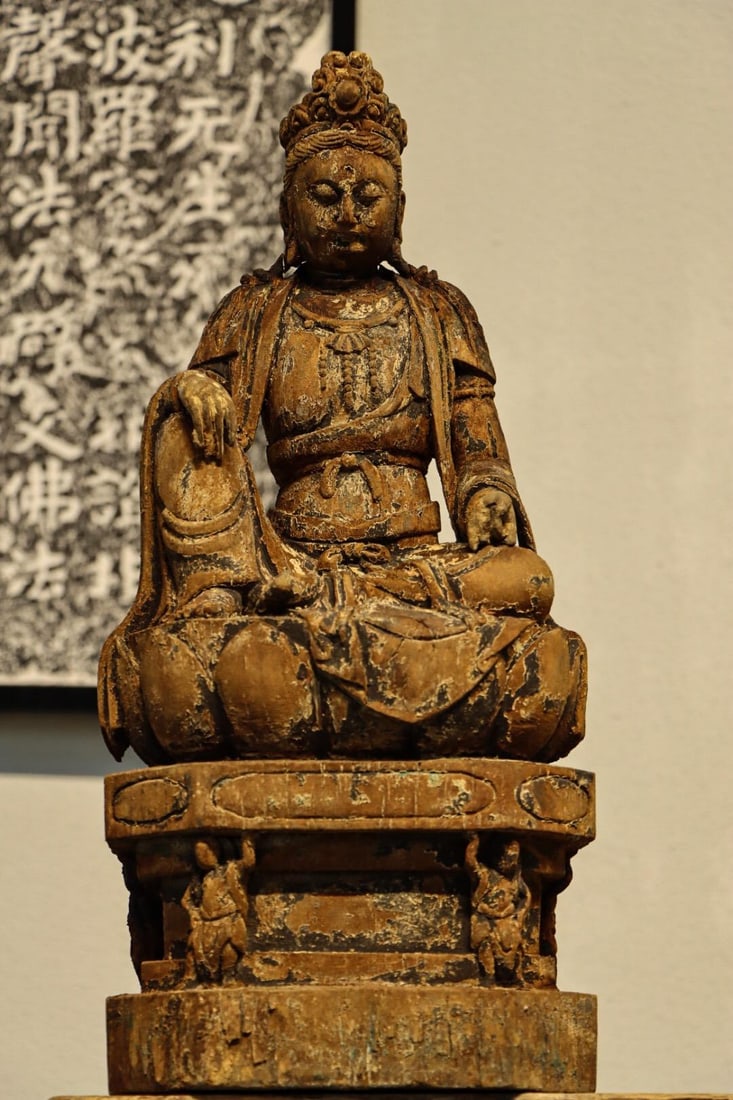 A SONG DYNASTY CAMPHOR WOOD CARVINGS WITH PAINTED GUANYIN BODHISATTVA: A SONG DYNASTY CAMPHOR WOOD CARVINGS WITH PAINTED GUANYIN BODHISATTVA. H:48cmL:20cmW:16cm This type of wood-carved Guanyin statue was very popular from the Song and Yuan Dynasties to the Ming and