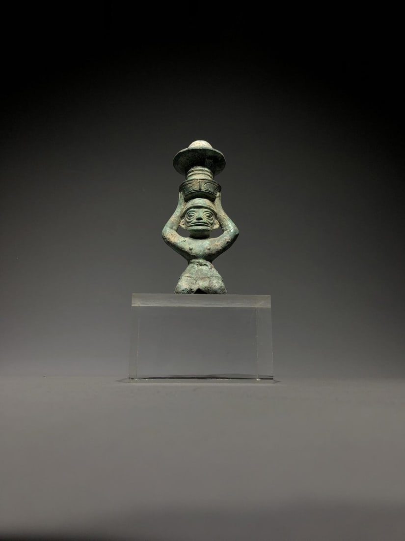 A Bronze Lamp: A Bronze Lamp. Diameter: 2.76in; Height: 5.91in; Weight: 0.92lbs.