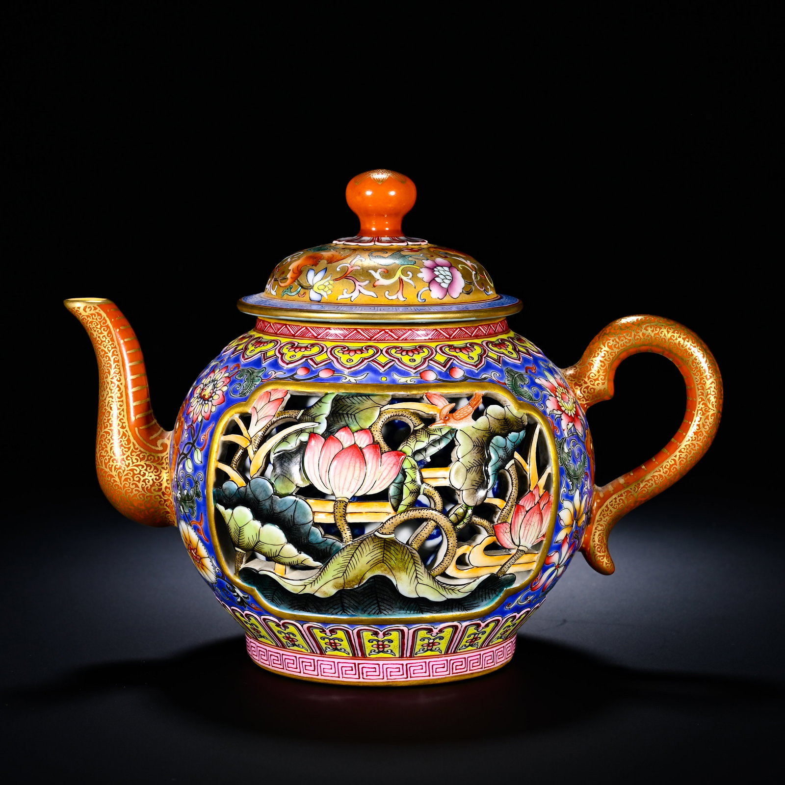 QING DYNASTY QIANLONG PASTEL GILDED HOLLOWED-OUT LOTUS POND FLOWER AND BIRD PATTERN EWER: QING DYNASTY QIANLONG PASTEL GILDED HOLLOWED-OUT LOTUS POND FLOWER AND BIRD PATTERN EWER. Height:18cm(7.09in), Width:22cm(8.66in)This is a Qianlong-period famille-rose ewer with gilding and openwork l