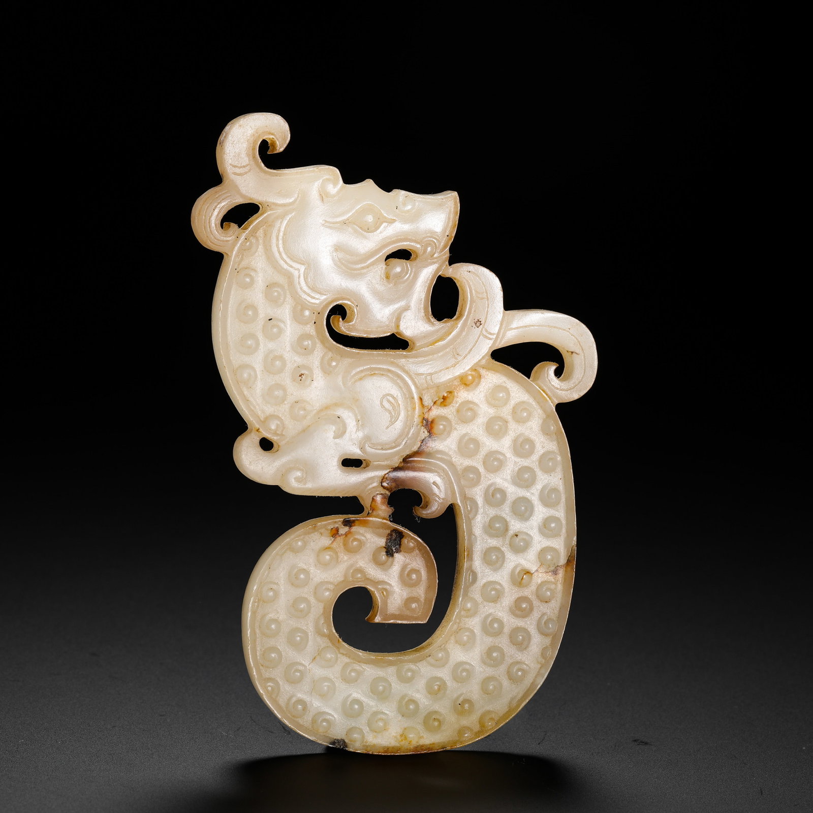 HETIAN JADE DRAGON PENDANT FROM THE WARRING STATES PERIOD: HETIAN JADE DRAGON PENDANT FROM THE WARRING STATES PERIOD. H:10.9cmW:6.5cmWeight:70g Warring States S-shaped dragon jade pendant fully covered with grain patterns and natural patina, an auspicious jad
