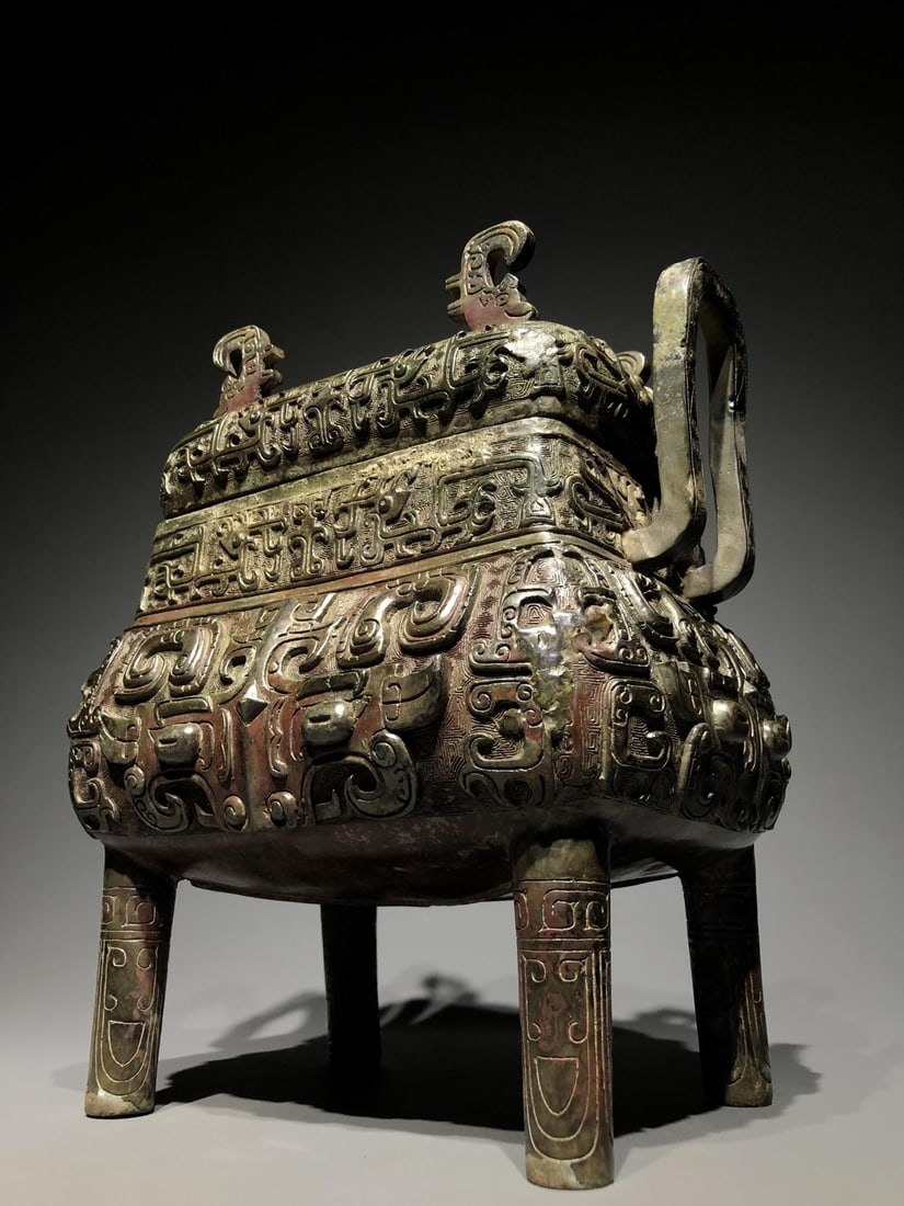 A Bronze Ding: A Bronze Ding. Dimensions: 10.24in x 5.51in x 11.02in; Weight: 26.46lbs.