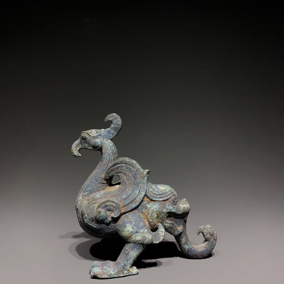 A Bronze Hand: A Bronze Hand. Dimensions: 7.09in x 3.74in x 7.09in; Weight: 5.29lbs.