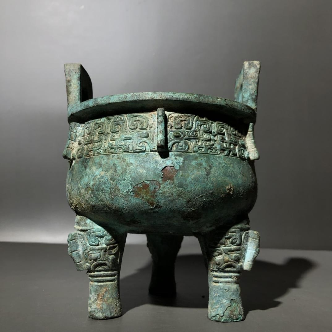 A Bronze Ding: A Bronze Ding. Dimensions: 4.72in x 4.72in x 5.91in; Weight: 6.61lbs.