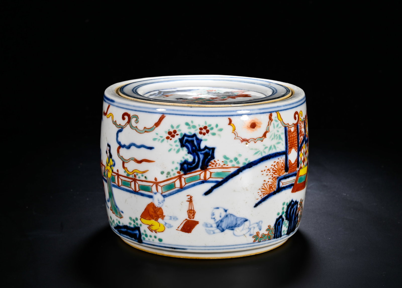 A FIVE-COLOR COURTYARD CRICKET JAR FROM THE XUANDE PERIOD OF THE MING DYNASTY (1 of 6)