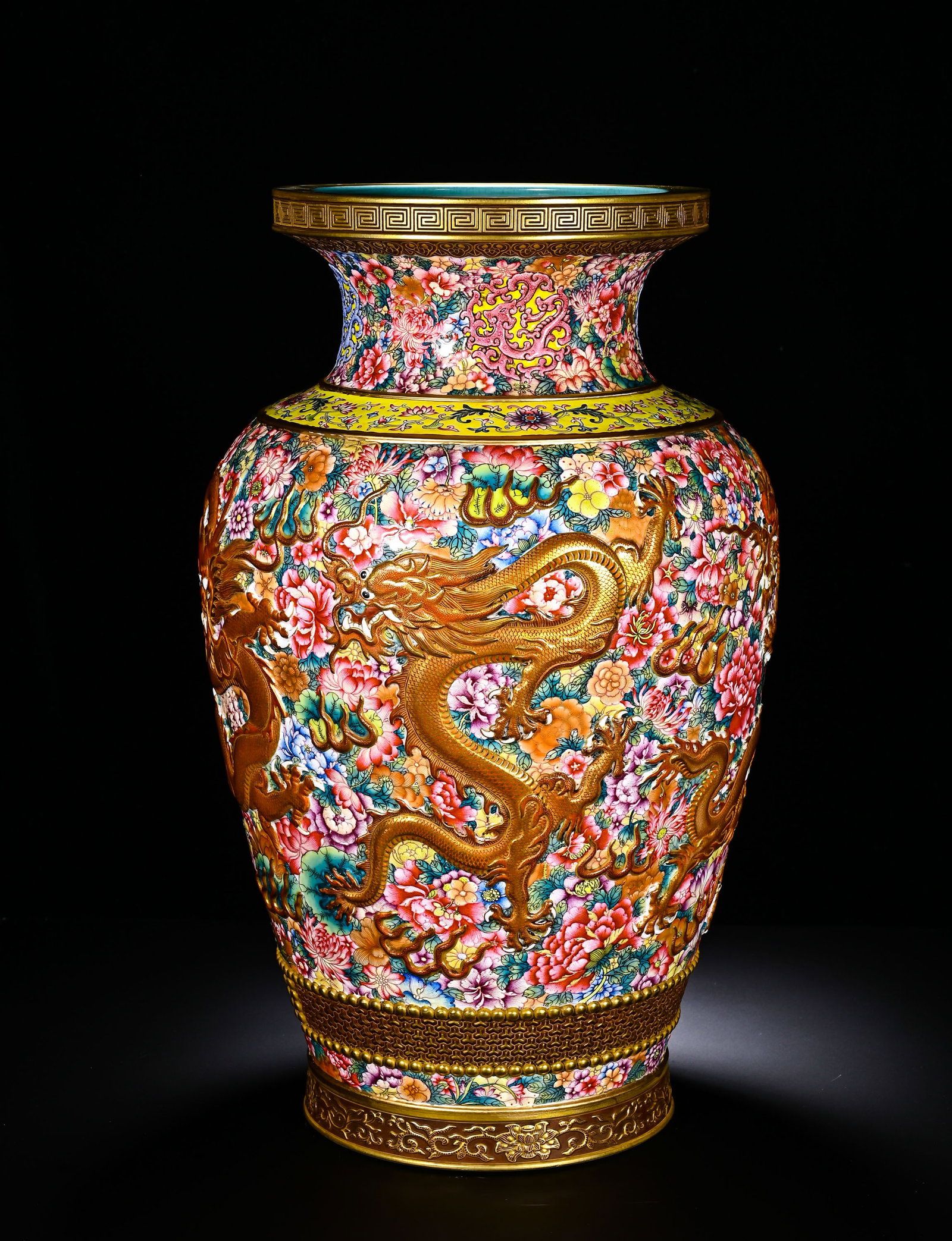 A LARGE, GILDED DRAGON PATTERN RELIEF VASE IN THE QIANLONG PERIOD OF THE QING DYNASTY: A LARGE, GILDED DRAGON PATTERN RELIEF VASE IN THE QIANLONG PERIOD OF THE QING DYNASTY. Height:47cm(18.50in), Diameter:25cm(9.84in)This is a Qianlong-period large zun-shaped vase with famille-rose