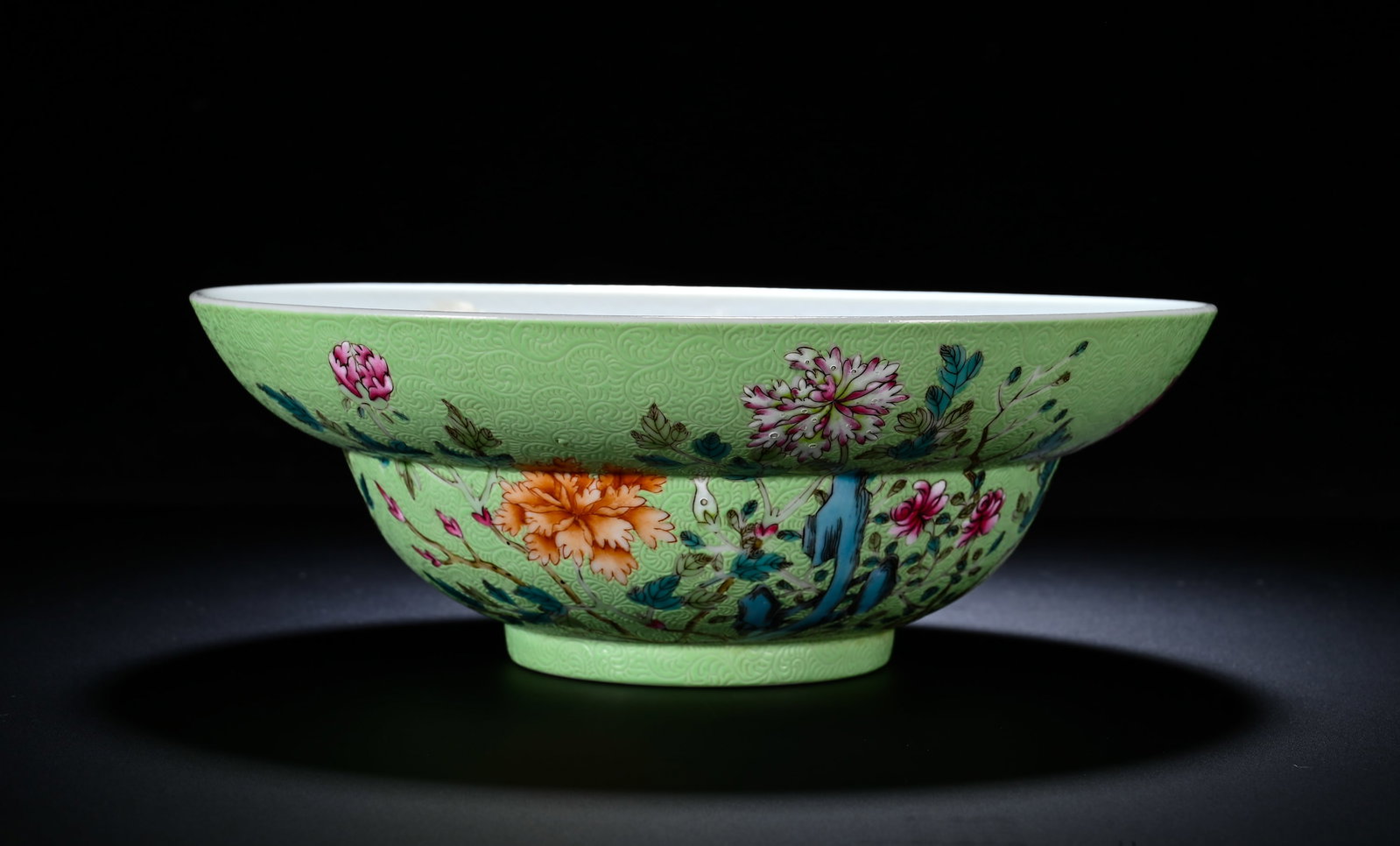 A LARGE BOWL WITH FOLDED BRANCHES AND FLOWER PATTERNS IN THE GUANGXU PERIOD OF THE QING DYNASTY: A LARGE BOWL WITH FOLDED BRANCHES AND FLOWER PATTERNS IN THE GUANGXU PERIOD OF THE QING DYNASTY. Height:6cm(2.36in), Diameter:18cm(7.09in)Large stately folded-waist bowl with flared rim and raised