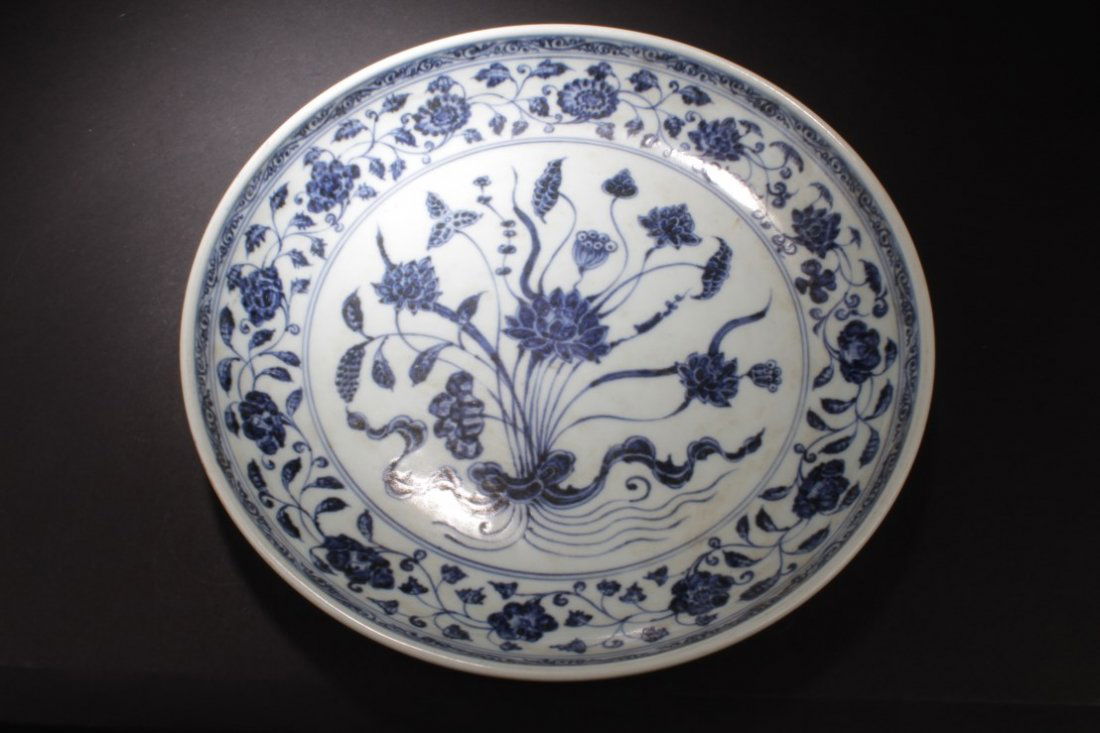 A Large Chinese Blue & White Porcelain Plate (1 of 4)