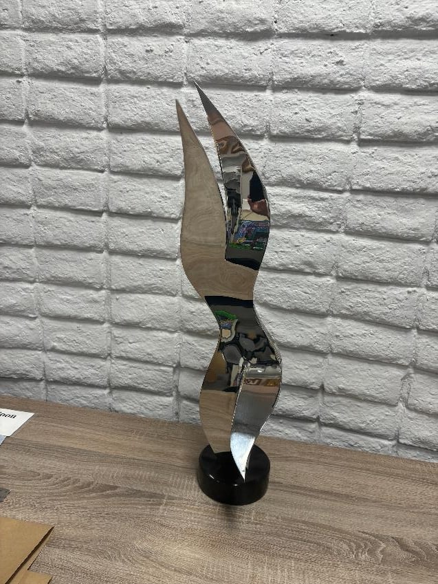 Sculpture Vintage 1990 stainless steel Hand signed by Gary Kahle: Sculpture Vintage 1990 stainless steel Hand signed by Gary Kahle 31 inches tall Beautiful. Hand signed by the artist. One of a kind. step Art Artwork Artist.
