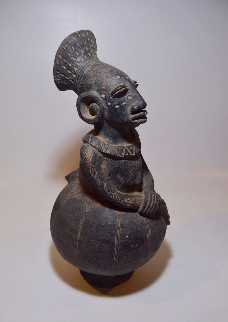 A Very Fine Large Mangbetu Pottery vessel with Ancestor (1 of 6)