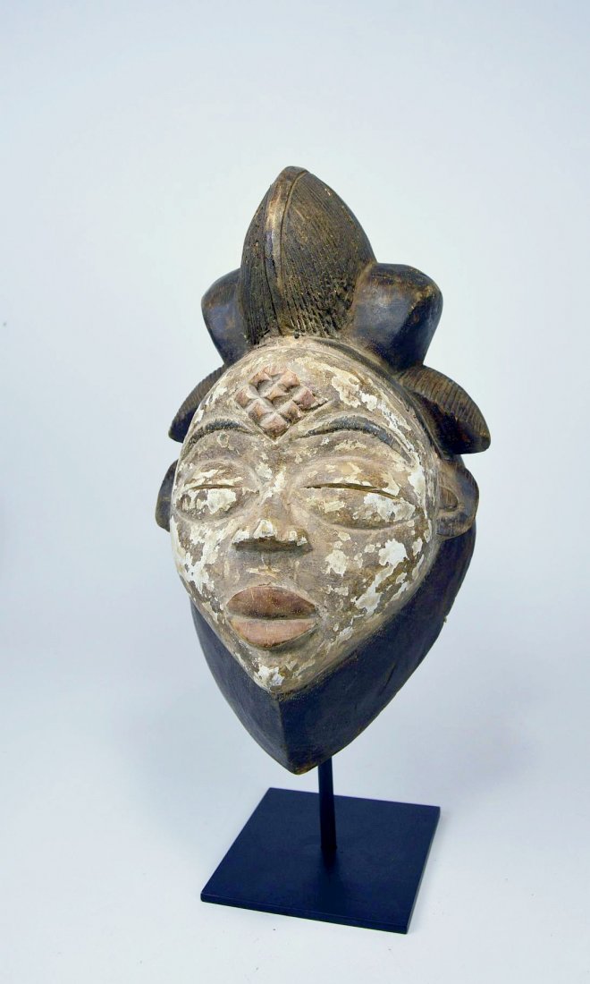 A Punu African mask (1 of 6)