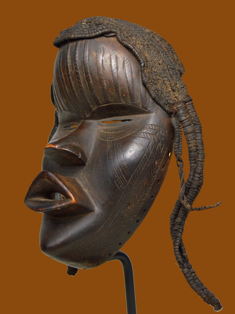 A FINE DAN MASK WITH WOVEN GRASS COIFFURE (1 of 6)