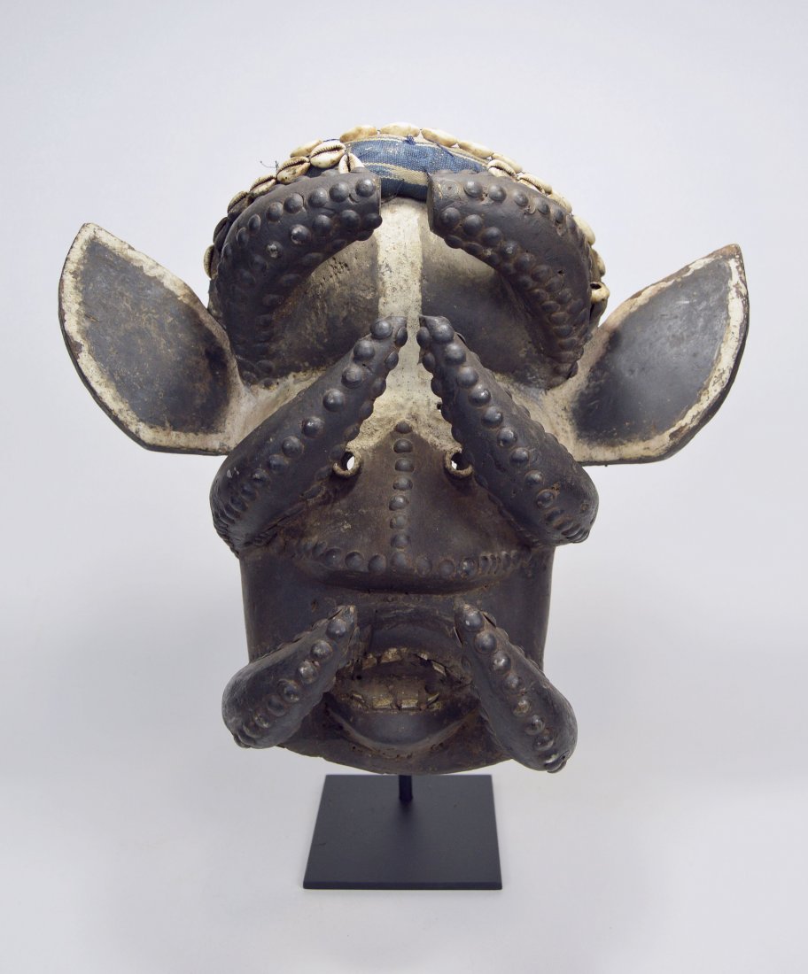 A FANTASTIC DAN GUERE MASK (1 of 8)