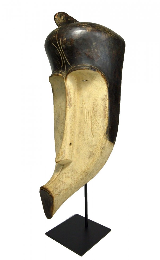 ELONGATED AND EXAGGERATED FANG NGIL MASK (1 of 7)