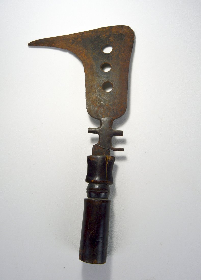 A Rare Old Mangbetu Trumbash Stylized Throwing Knife (1 of 4)