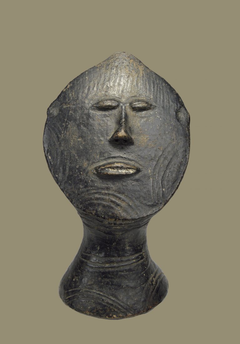 A Fine Old Ashanti / Akan Memorial Head (Nsodie) (1 of 7)