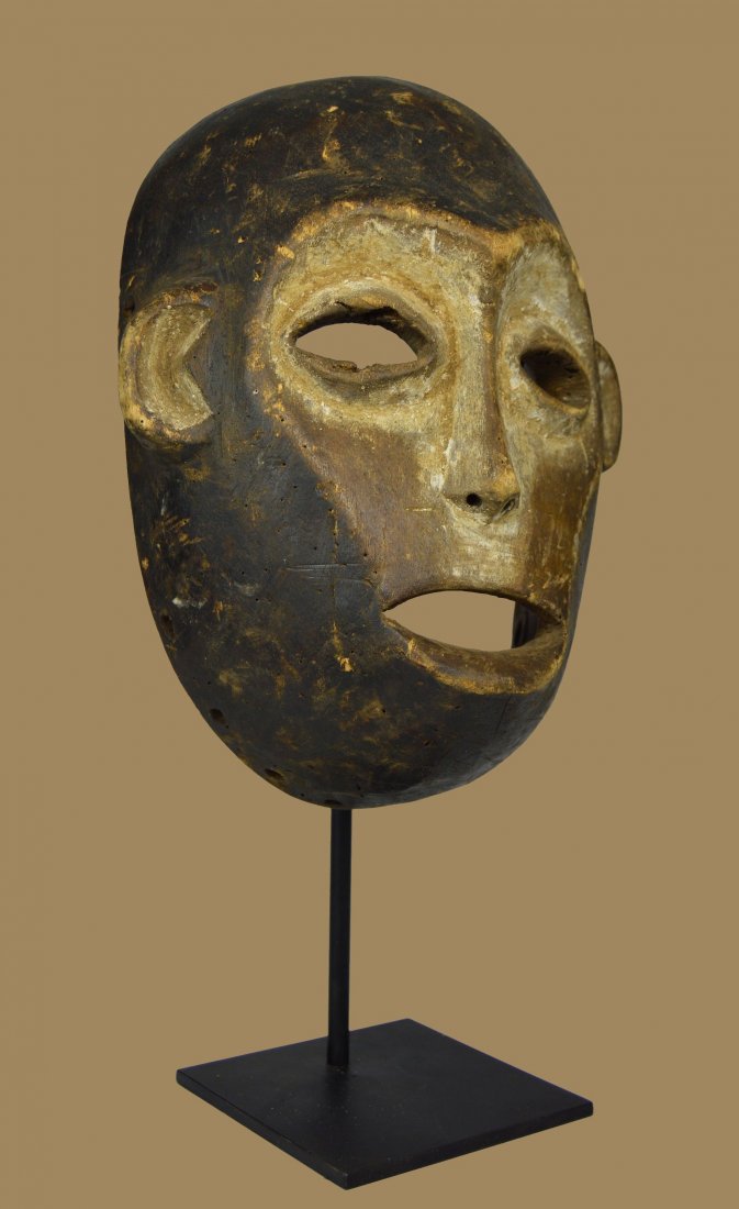 PUBLISHED : A Rare Large Lega Muminia Clan mask (1 of 8)
