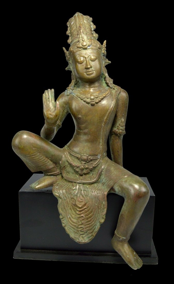 Fine Bronze Avalokiteshvara Bodhisattva Buddha on base: This is a very finely cast bronze Avalokiteshvara , a Bodhisattva in the Buddhist Mahayana tradition who embodies the compassion of all Buddhas. He is one of the more widely revered Bodhisattva in Bud