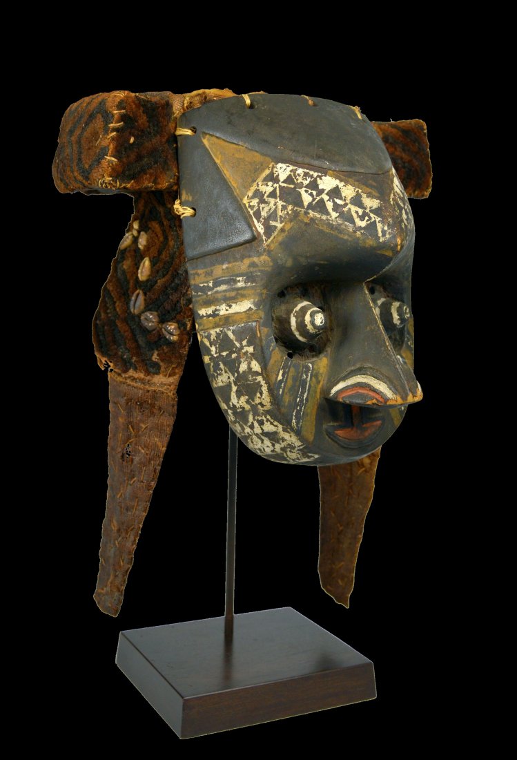 A Very Fine Old Kuba Pwoom Itok Mask Ex Robertson (1 of 10)