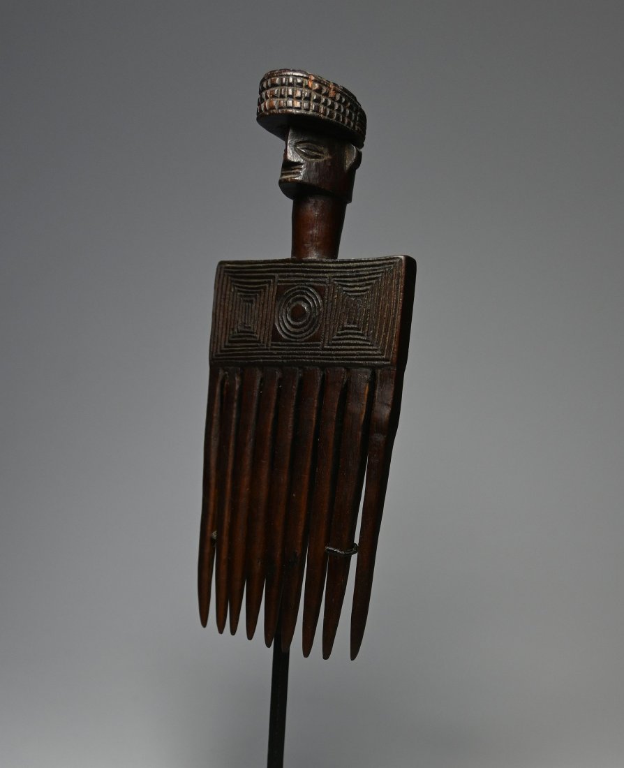 Elegant Chokwe Comb Ex Dorothy Brill Robbins 1991 (1 of 6)
