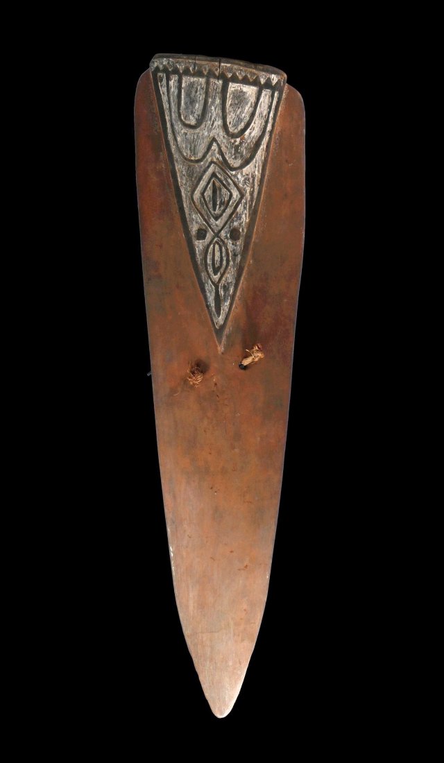 A Rare Upper / Middle Ramu River Shield (1 of 2)