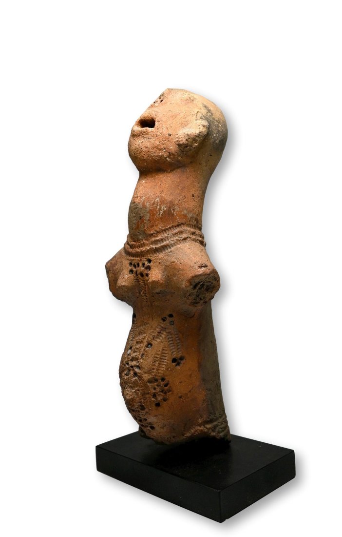 Ancient Bankoni Star Gazer Sculpture 14th-16th Century Africa: A rare and fascinating relic of a anthropomorphic sculpture from the Bankoni Culture, Mali. The remains of a statue with head arched back , eternally gazing at the heaves, mouth open in a dramatic fas