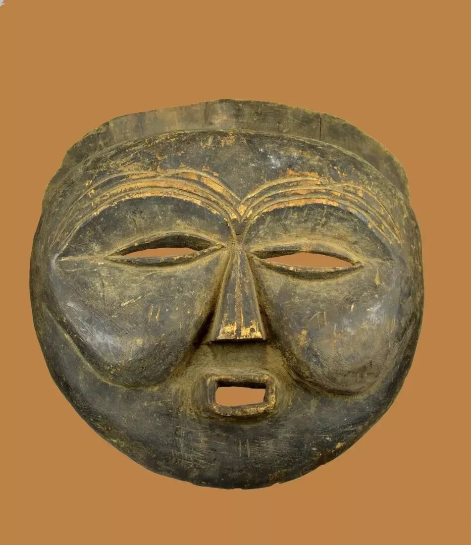 Rare Old Mbundu Sachihongo Mask collected in situ 1972 (1 of 6)
