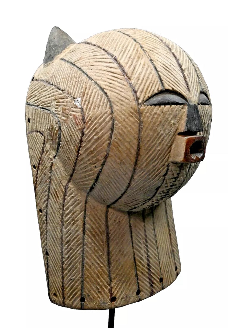 A Luba Feline mask (1 of 7)