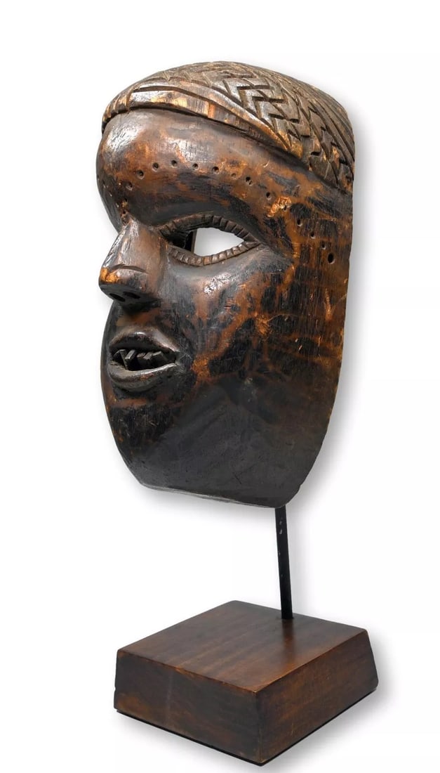 A Ngbaka African mask (1 of 6)