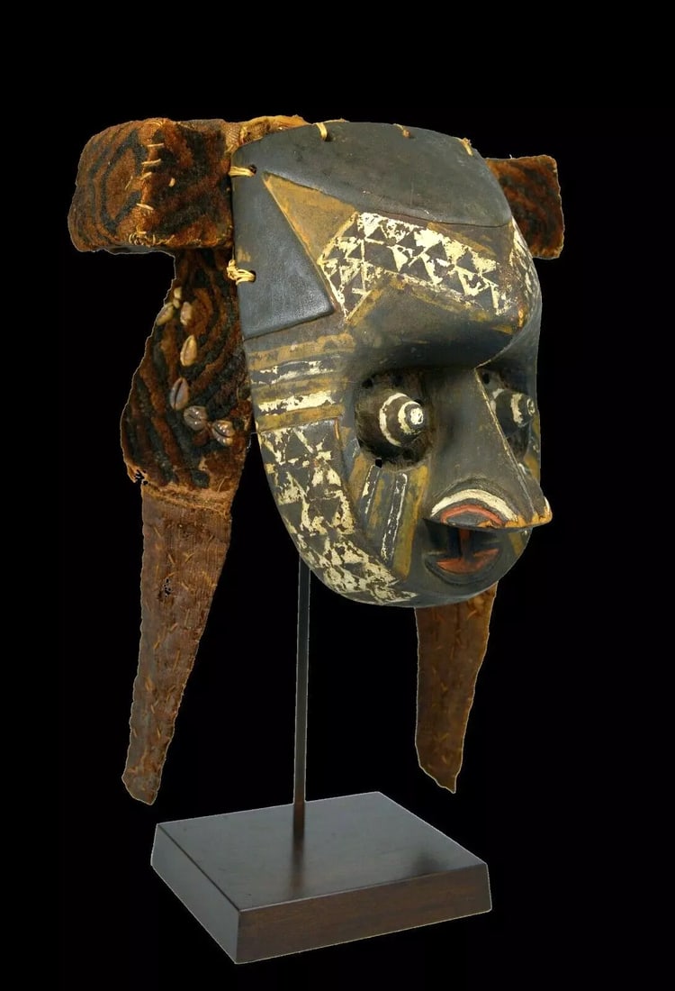 A Kuba Pwoom Itok Mask (1 of 8)